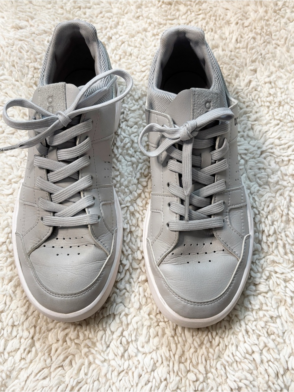 On Running The Roger Low-Top Sneakers in White - Picture 2 of 8